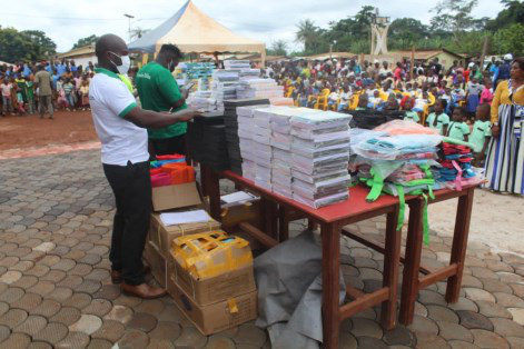 Kits scolaires prêts à être remis aux élèves